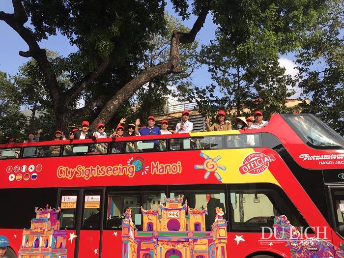 Đoàn khảo sát cũng có dịp trải nghiệm đi xe bus 2 tầng tham quan Hà Nội